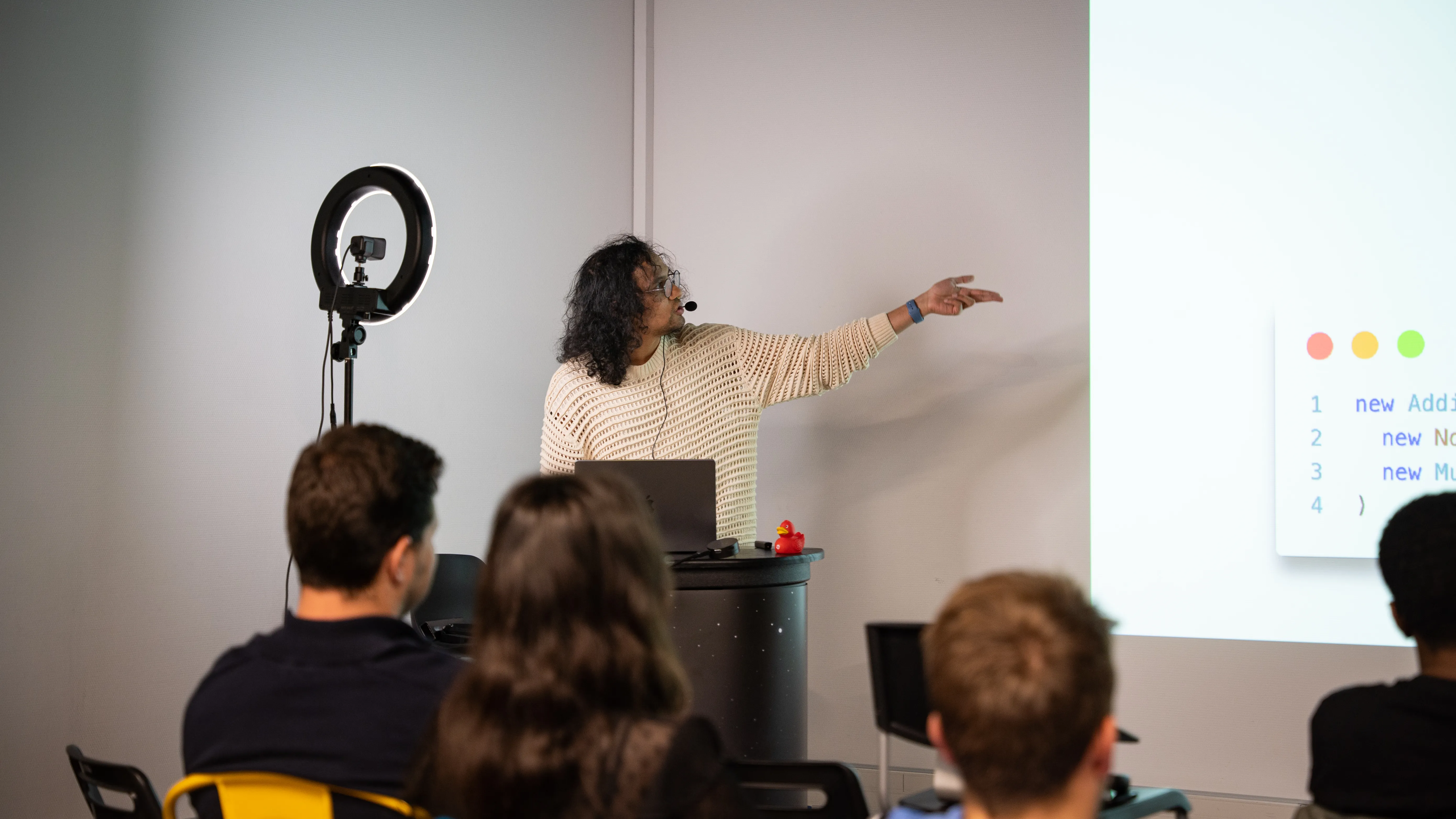 je présente un sujet et je pointe ma main vers l'écran projeté