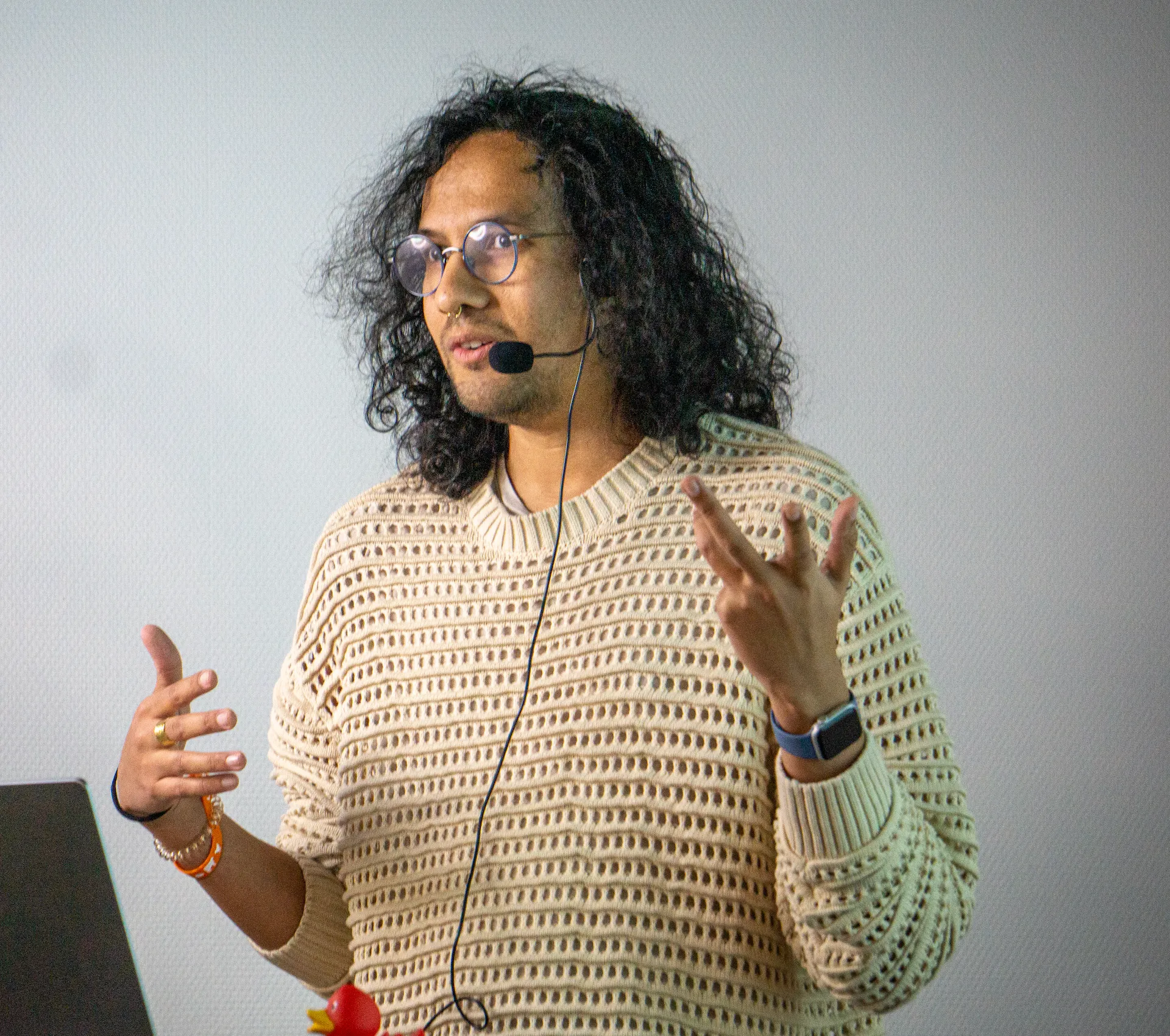 Nirina Rabeson qui présente durant une conférence