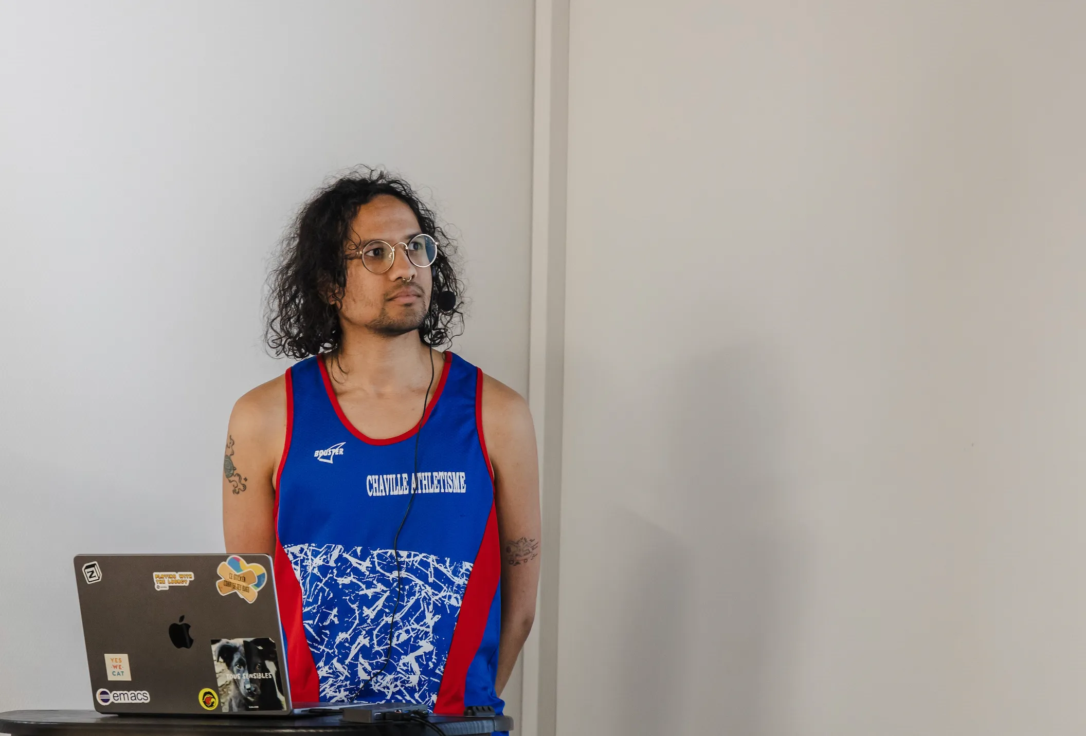 je suis en maillot chaville athlétisme et je regarde au loin au travail en conférence